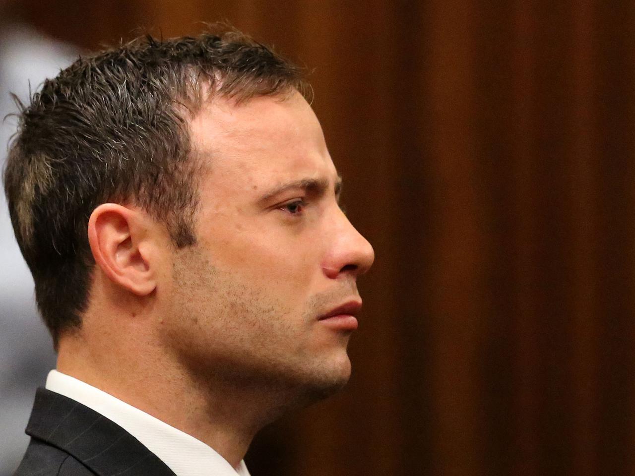 Der Olympia- und Paralympics-Sportler Oscar Pistorius hat Tränen in den Augen, während er sich das Urteil in seinem Prozess vor dem Gericht in Pretoria am 12. September 2014 anhört.