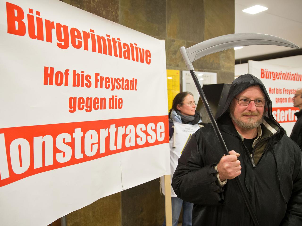 Gegner einer geplanten Stromautobahn protestieren in Nürnberg am Rande einer Info-Veranstaltung des Betreibers Amprion.
