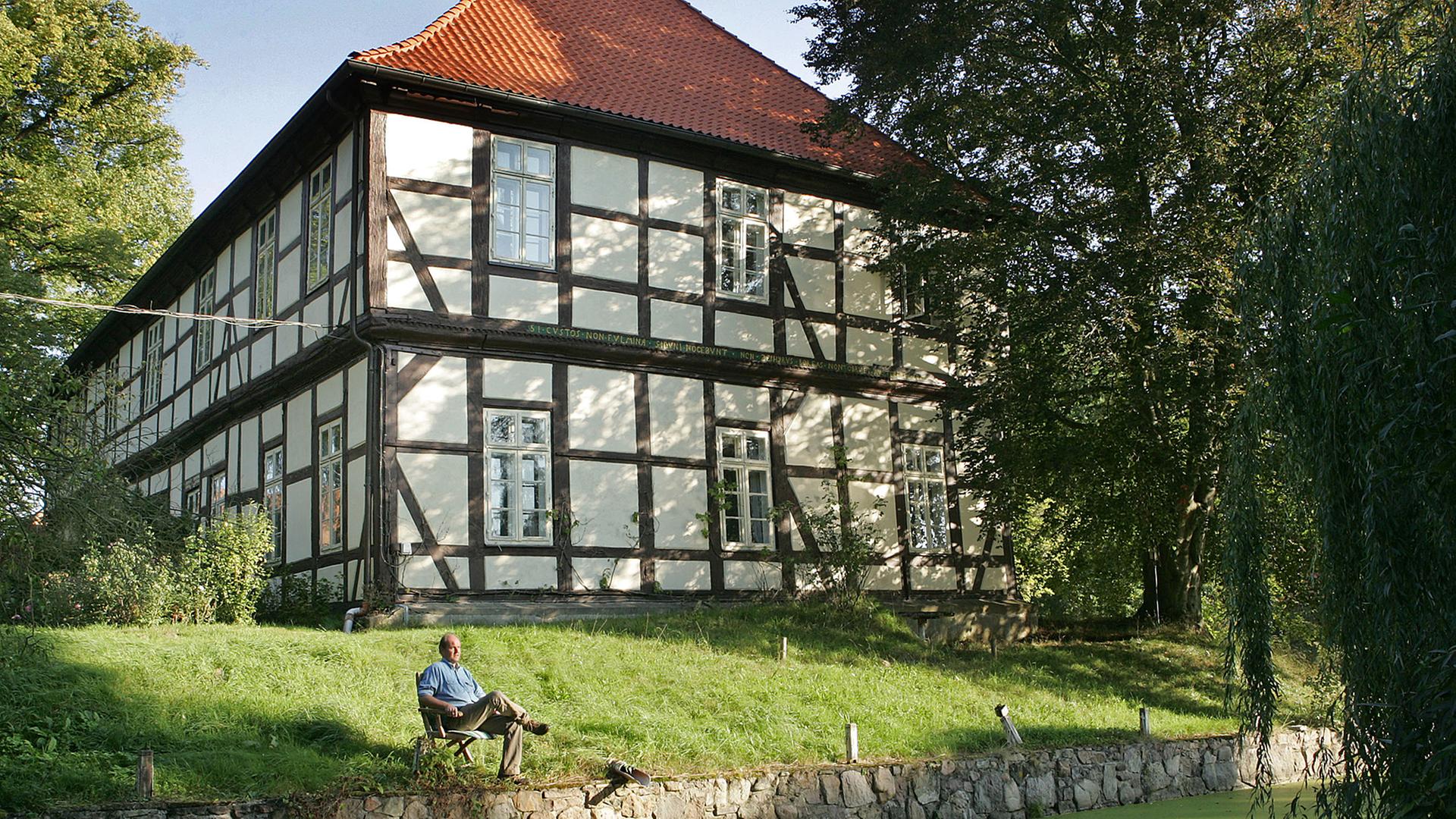 Christian von Estorff sitzt vor dem Herrenhaus des Ritterguts Barnstedt in Barnstedt (Kreis Lüneburg).
