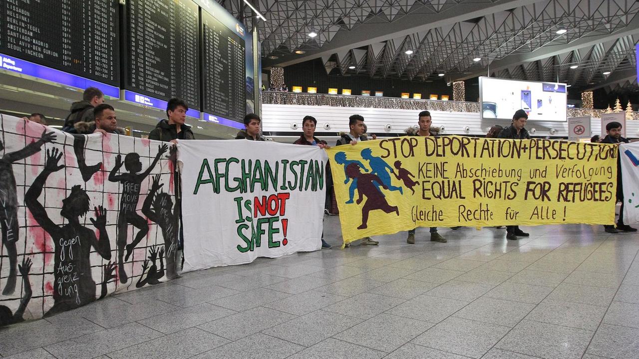 Sie sehen Demonstranten, die in Frankfurt am Main gegen die Abschiebung von Afghanen protestieren. Auf einem der Transparente steht "Afghanistan is not safe".
