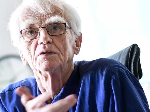 Der Grünen-Politiker Hans-Christian Ströbele an seinem Schreibtisch