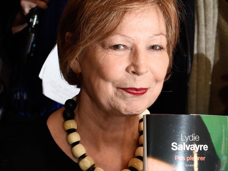 Die französische Schriftstellerin Lydie Salvayre mit einem Exemplar ihres Romans "Pas pleurer", für den sie den Prix Goncourt 2014 erhalten hat, aufgenommen am 5.11.2014.