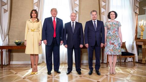 Präsident Wladimir Putin, Mitte, steht mit US-Präsident Donald Trump, First Lady Melania Trump, links, und dem finnischen Präsidenten Sauli Niinisto und seiner Frau Jenni Elina Haukio zu Beginn eines Gipfeltreffens im Präsidentenpalast in Helsinki