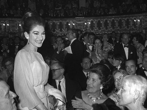 Maria Callas bei der Premiere "Barbier von Sevilla" in Paris am Odeon Theater am 5.1.1966.