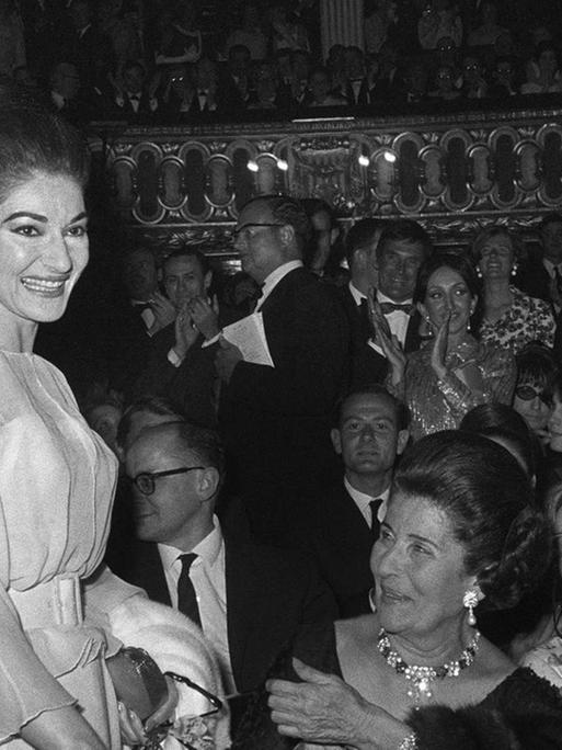 Maria Callas bei derPremiere "Barbier von Sevilla" in Paris am Odeon Theater am 5.1.1966.