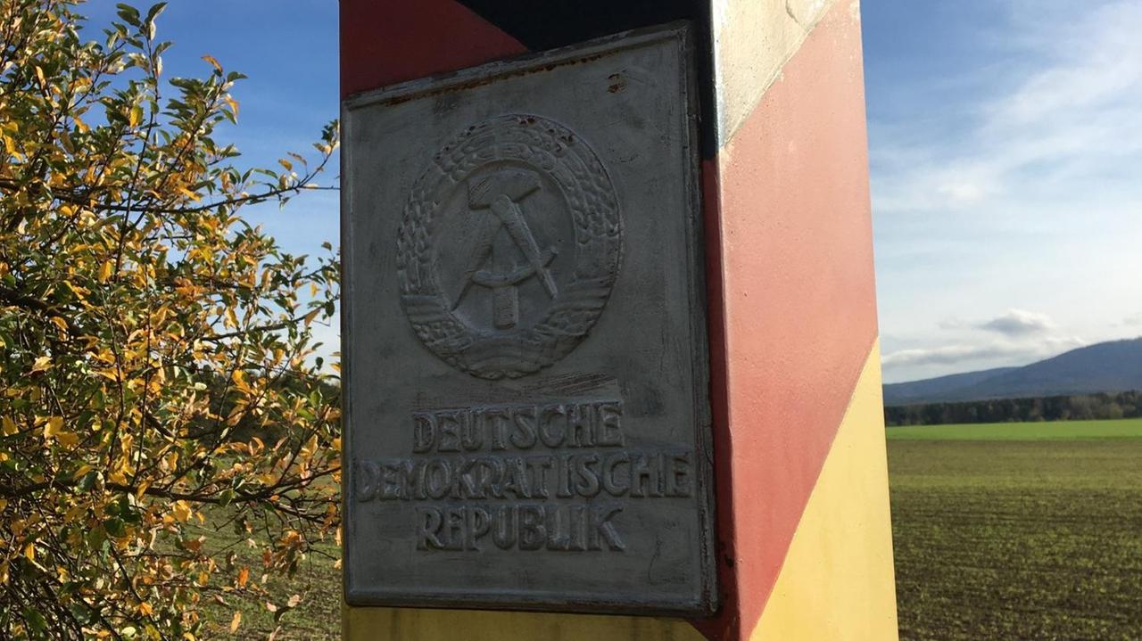 An der Grenze zwischen Niedersachsen und Sachsen-Anhalt erinnert nur noch eine Grenzsäule und eine Erinnerungstafel an die frühere innerdeutsche Grenze