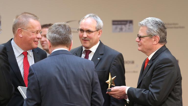 Joachim Gauck verleiht den "Stern des Sports" (Bild: picture alliance / dpa) Joachim Gauck verleiht den "Stern des Sports" (Bild: picture alliance / dpa)