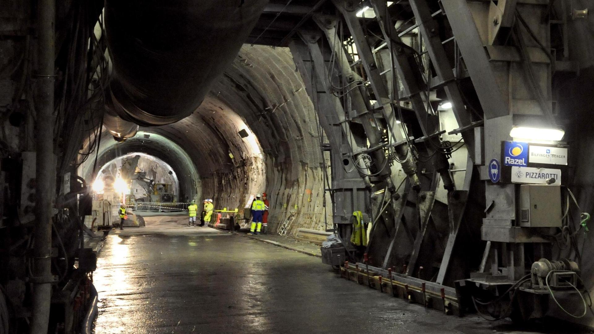 Arbeiter und schwere Maschinen in Saint-Martin-la-Porte bei Arbeiten für den künftigen, 52 Kilometer langen Tunnel für den Hochgeschwindigkeitszug, der Lyon in Frankreich und Turin in Italien verbinden soll.