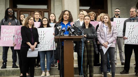 Pressekonferenz in Hartford, Connecticut im Februar 2020. Familien von High-School-Athletinnen hatten gegen die Connecticut Association of Schools geklagt. Sie fühlen sich durch die Teilnahme von Trans-Athletinnen im Frauensport diskriminiert. Sie hätten deshalb weniger Chancen auf Stipendien an Universitäten. In den USA werden zahlreiche Uni-Stipendien an Top-Athlet*innen vergeben.