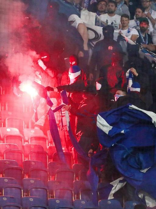 Ultras von Hansa Rostock verbrennen die Fahne von Hertha BSC beim DFB-Pokal-Spiel am 14.08.2017