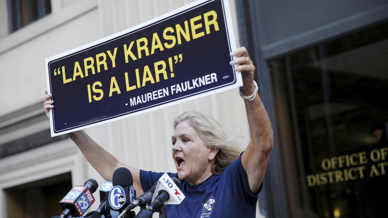 Maureen Fauklner, Witwe des getöteten Polizisten Daniel Faulkner, protestiert vor Krasners Büro.