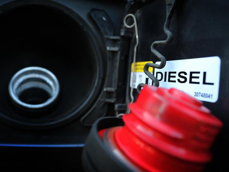 Das Wort Diesel steht an der Innenseite des Tankdeckels eines Dieselautos.