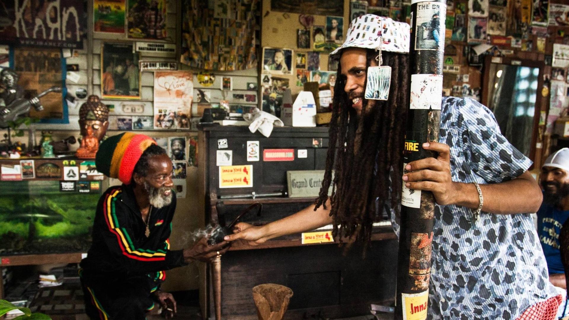 Zwei Männer in Kingston, Jamaika, rauchen Marihuana.