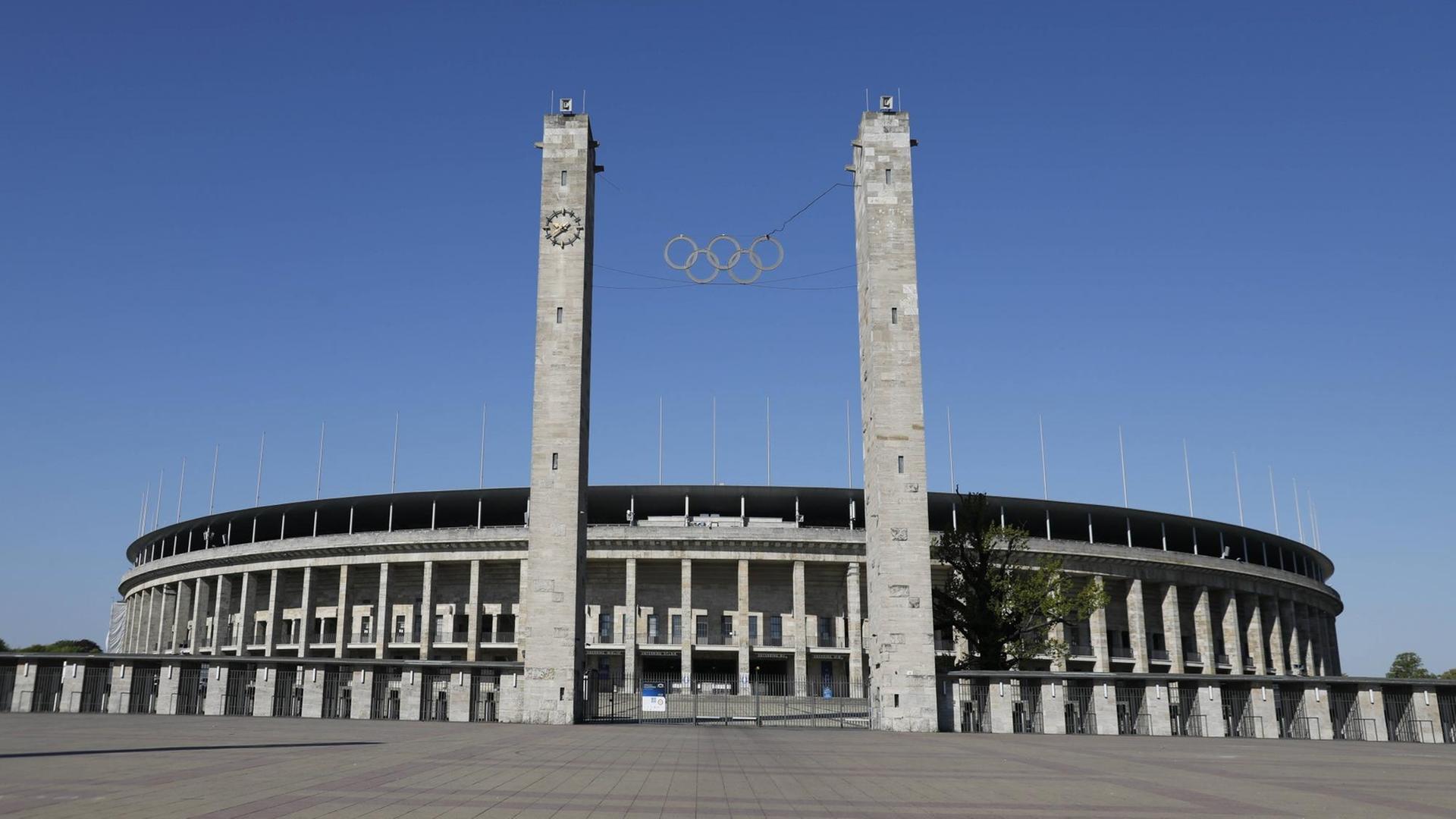 Frontalansicht des Olympiastadions in Berlin.