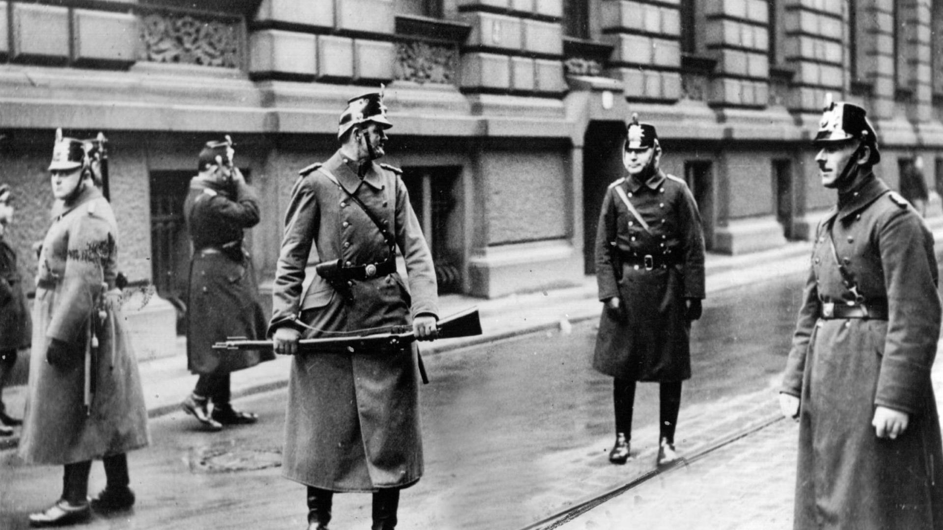 Polizisten im Jahr 1933 in den Straßen Berlins.