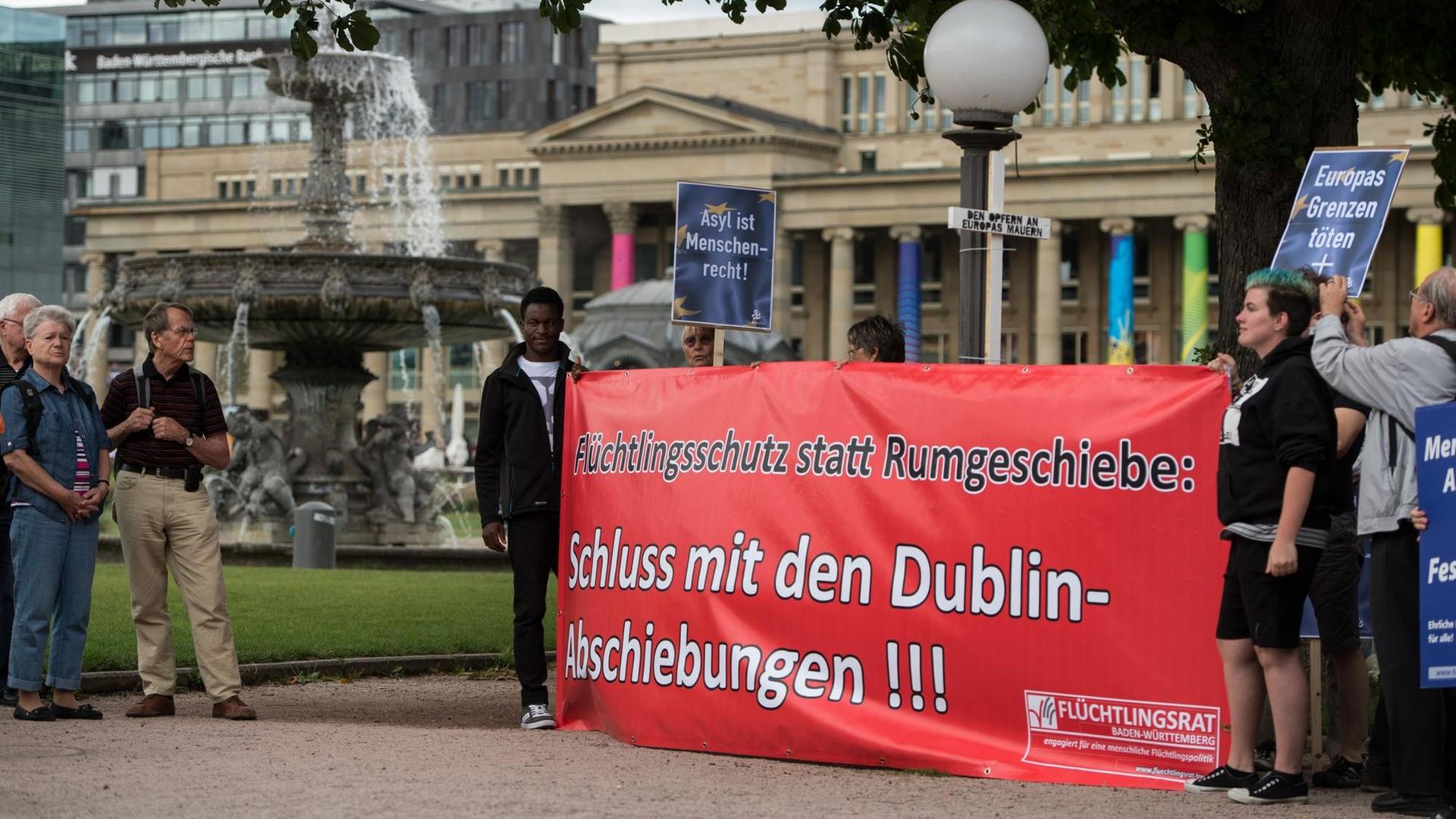 Teilnehmer einer Kundgebung auf dem Schlossplatz in Stuttgart (Baden-Württemberg) vor dem Auftakt des Flüchtlingsgipfels.