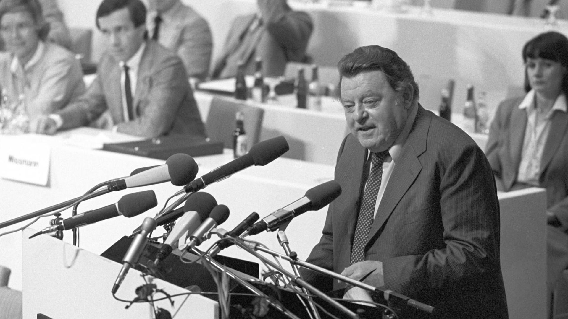 CSU-Chef und Kanzlerkandidat Franz Josef Strauß bei seiner Rede vor den Delegierten. Die CDU/CSU hat am 30.08.1980 in Mannheim die heiße Phase des Bundestagswahlkampfes eingeleitet.