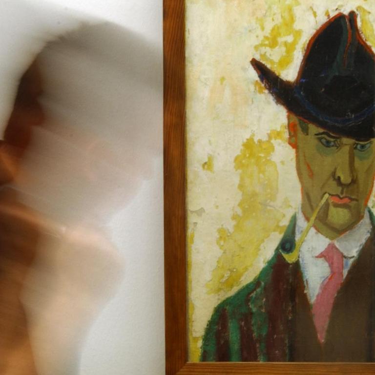In der Ausstellung "Feininger – Frühe Werke und Freunde" im Wuppertaler Von der Heydt Museum geht ein Besucher an dem Bild "Selbstportrait mit Tonpfeife" von Lyonel Feininger (1871–1956) aus dem Jahr 1910 vorbei.