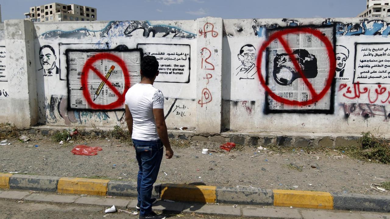 Graffiti in der jemenitischen Hauptstadt Sanaa: Eine Kamera und Stift und Papier sind wie auf einem roten Verbotsschild durchgestrichen