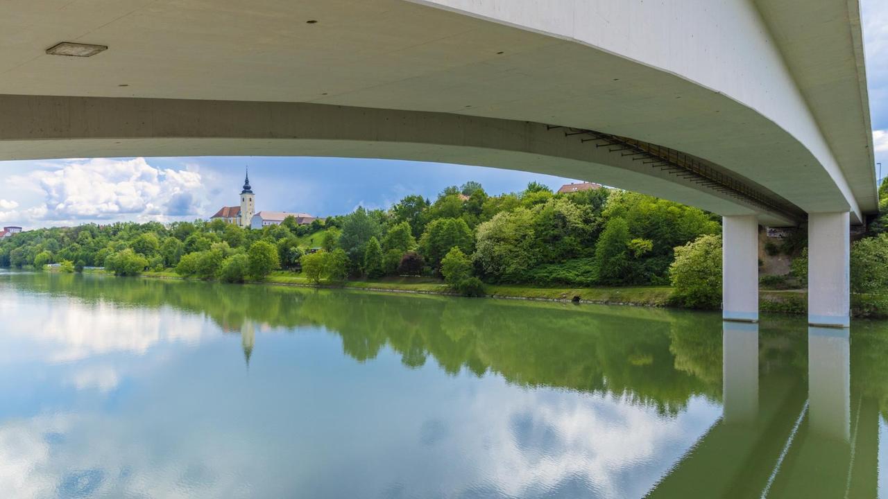 Die Koroöki Br_cke _ber die Drau in Maribor, Marburg, Slowenien. Im Hintergrund eine Kirche |