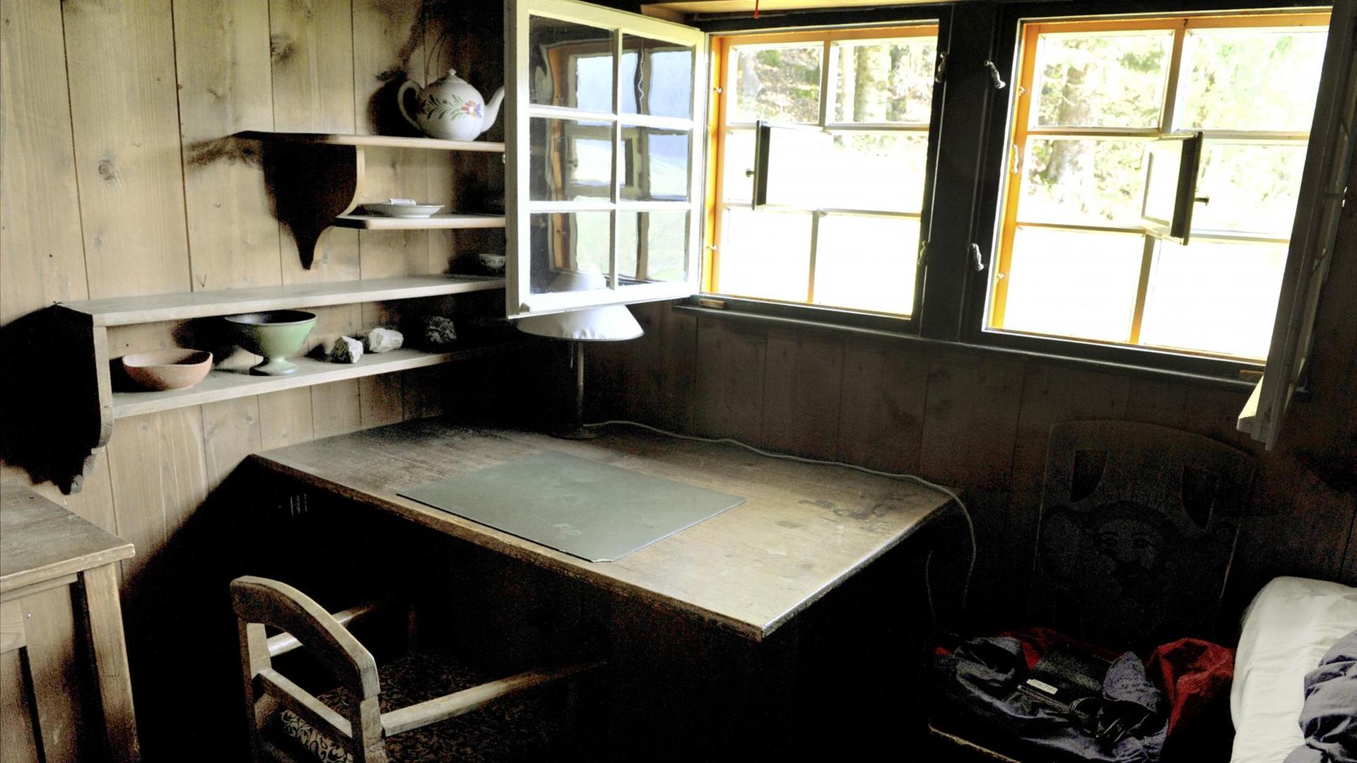 Schreibtisch von Martin Heidegger in der Berghütte des Philosophen in Todtnauberg im Schwarzwald (Baden-Württemberg).
