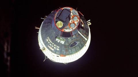 Gemini 7 in nur gut drei Metern Entfernung, aufgenommen aus der Kapsel von Gemini 6
