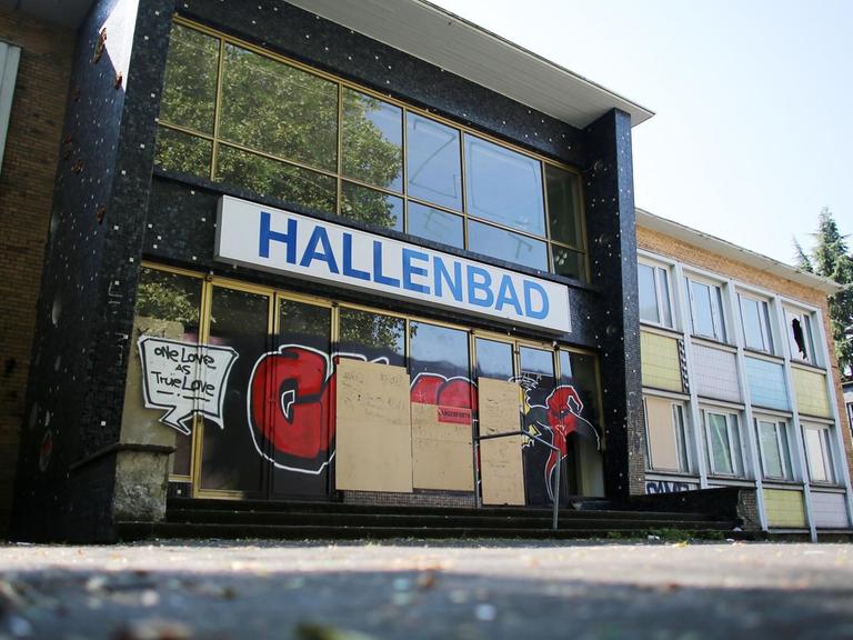 Die Eingangstüren eines geschlossenen Hallenbades in Duisburg ist mit Spanplatten verschlossen