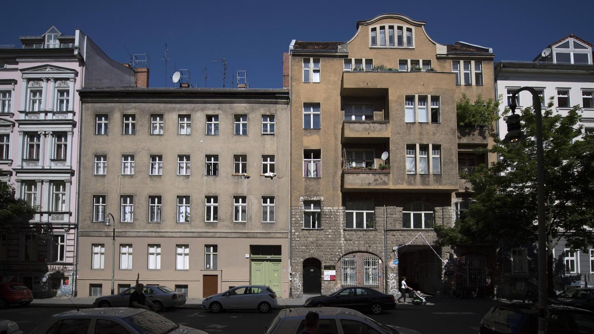 Das Haus in der Lausitzer Straße 10 und 11 in Kreuzberg, das durch die Initiative "Lause bleibt" bekannt geworden ist.