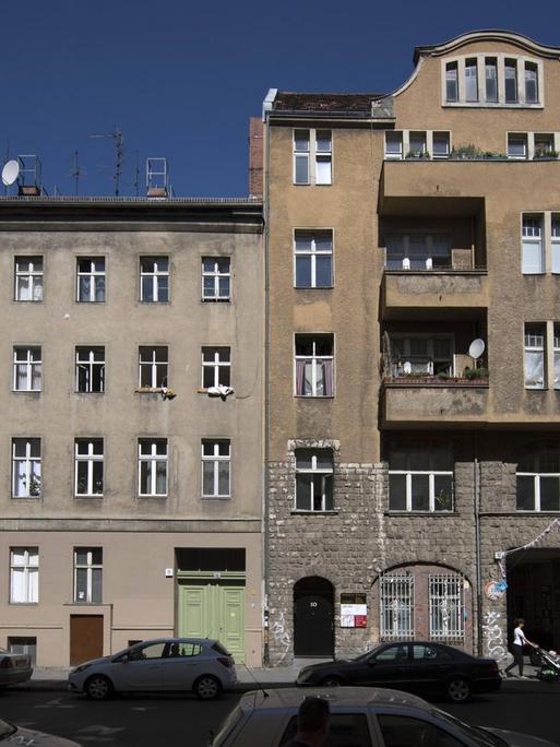 Das Haus in der Lausitzer Straße 10 und 11 in Kreuzberg, das durch die Initiative "Lause bleibt" bekannt geworden ist.
