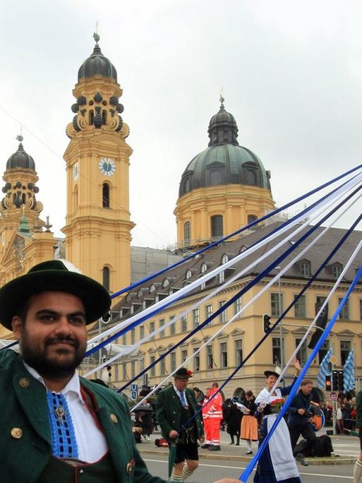 Ein traditioneller Trachten- und Schützenzug des Festrings München mit teilnehmenden Gruppen aus vielen Ländern am ersten Wiesn-Sonntag von der Innenstadt zur Theresienwiese, München, Bayern.
