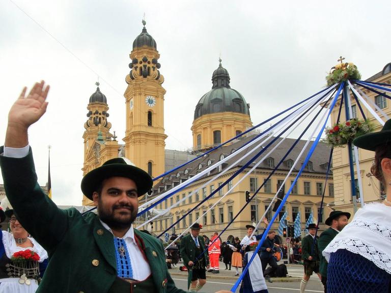 Ein traditioneller Trachten- und Schützenzug des Festrings München mit teilnehmenden Gruppen aus vielen Ländern am ersten Wiesn-Sonntag von der Innenstadt zur Theresienwiese, München, Bayern.