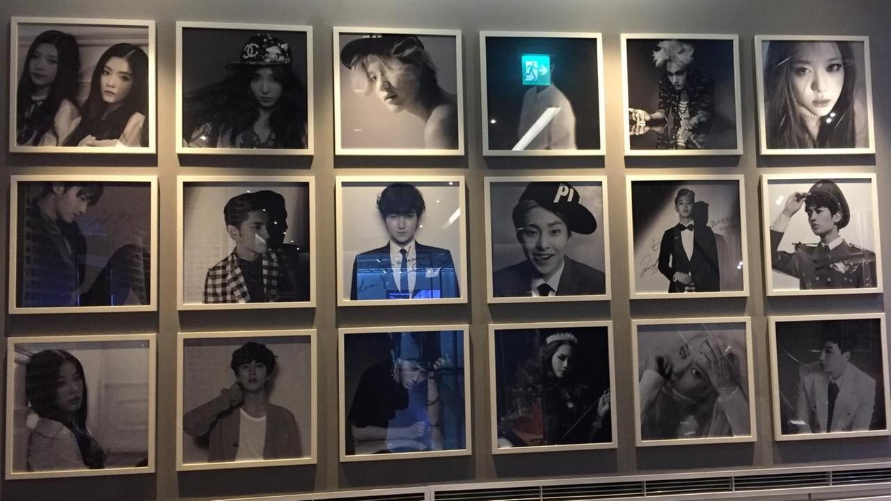 In einem Fanshop für K-Pop in Seoul in Südkorea hängen Fotos der Stars in Bilderrahmen an der Wand