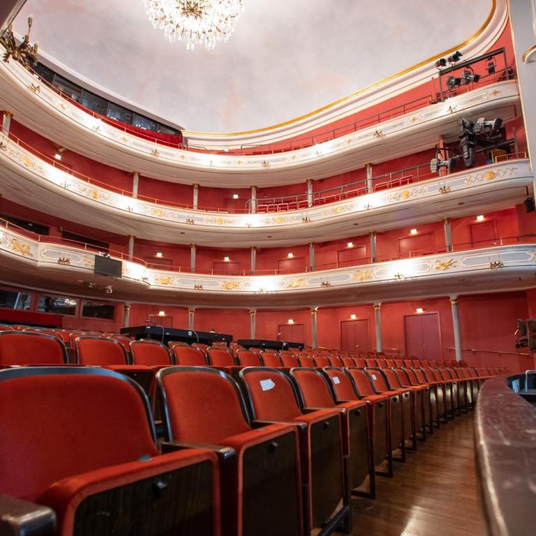 Blick in den Saal des Opernhaus im Staatstheater Nürnberg - die Ränge sind leer.