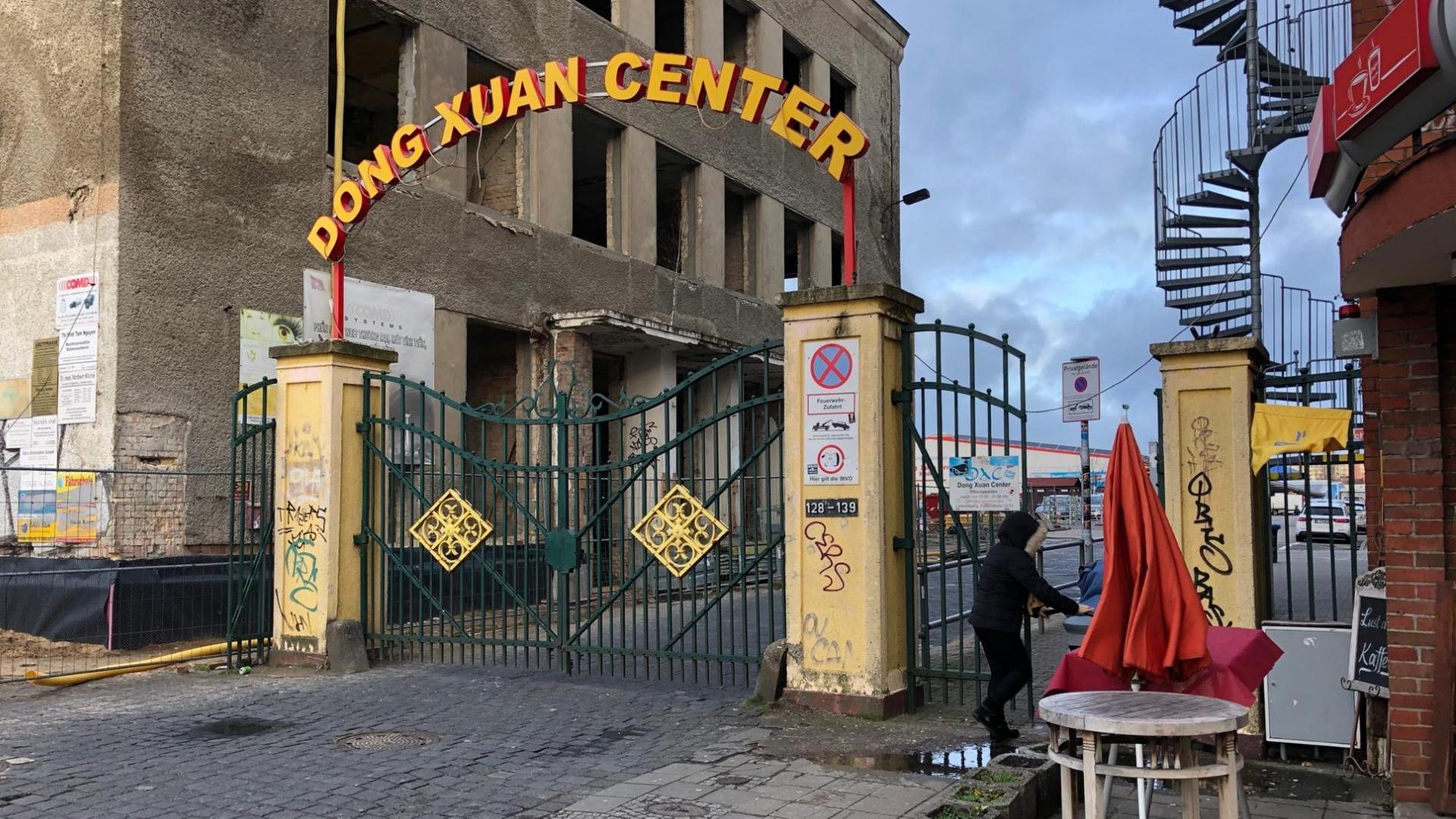 Das Foto zeigt das schmiedeeiserne Eingangstour mit goldenem Schriftzug des vietnamesischen Handelscenters Dong Xuan in Berlin-Lichtenberg.