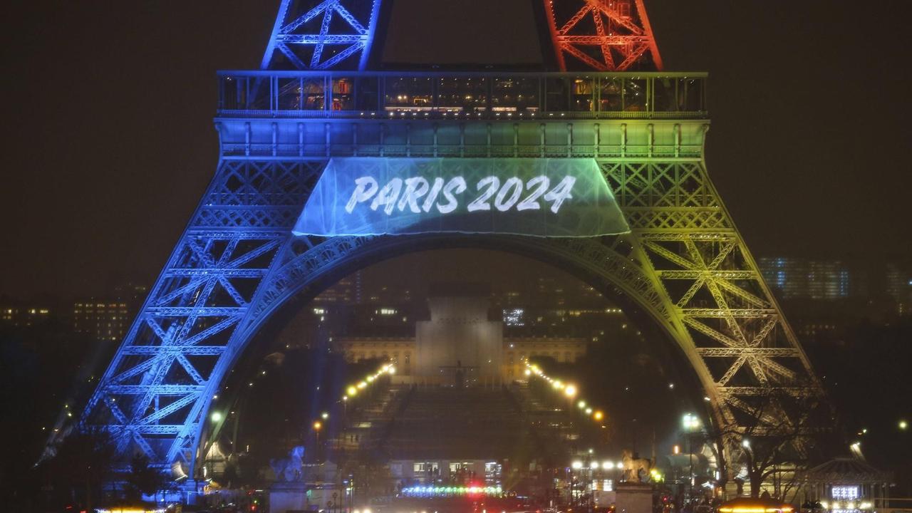Illuminierter Eifelturm mit dem Schriftzug Paris 2024: In Paris finden im Juli und August die Olympischen Spiele statt.