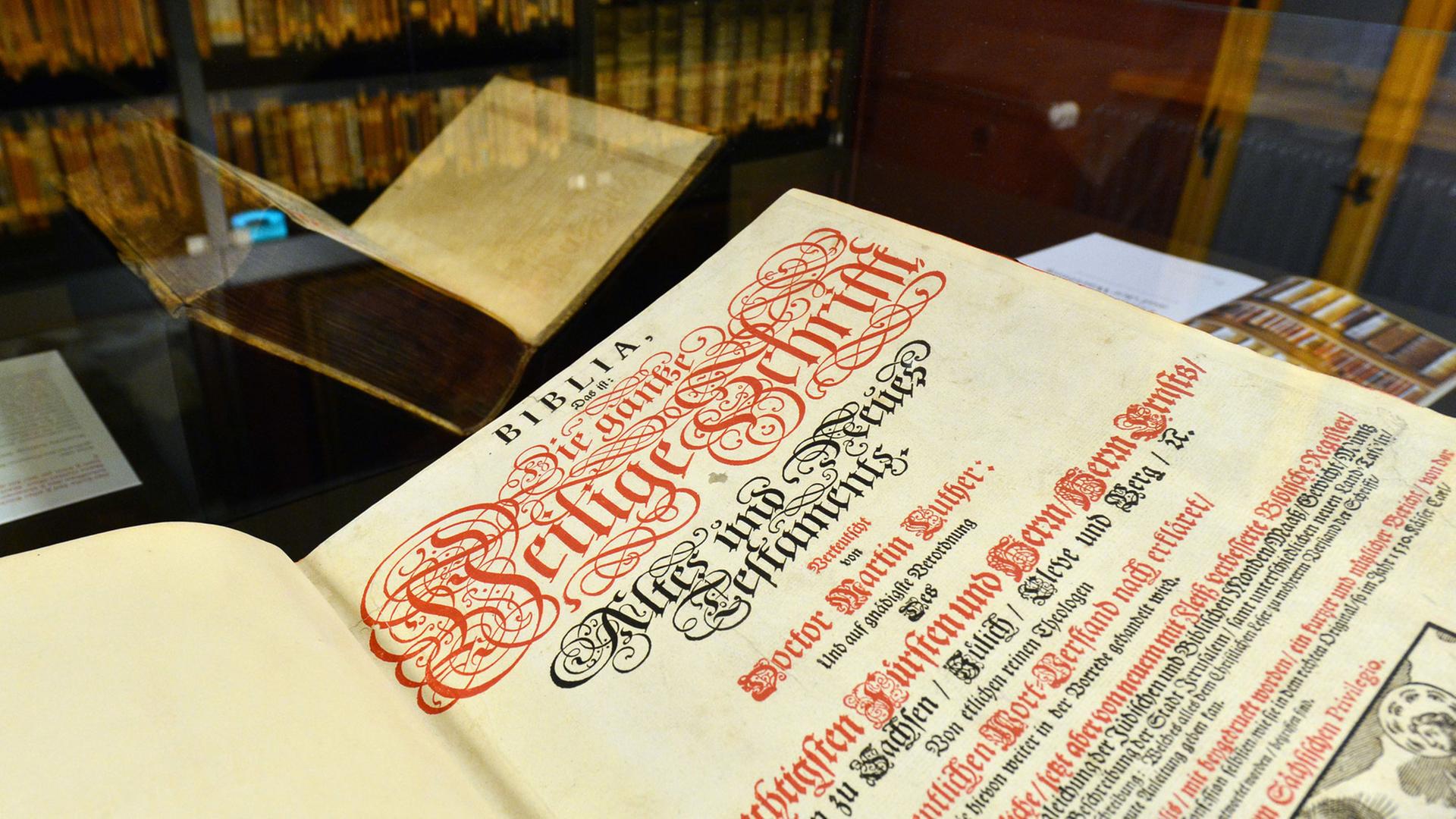 In der Ausstellung "Luther und die deutsche Sprache" ist am 04.05.2016 auf der Wartburg in Eisenach (Thüringen) eine Bibelausgabe, gedruckt 1700 in Nürnberg, in der Schaubibliothek zu sehen.