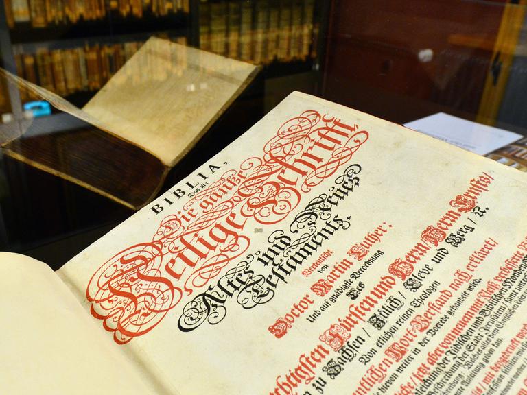 In der Ausstellung "Luther und die deutsche Sprache" ist am 04.05.2016 auf der Wartburg in Eisenach (Thüringen) eine Bibelausgabe, gedruckt 1700 in Nürnberg, in der Schaubibliothek zu sehen.