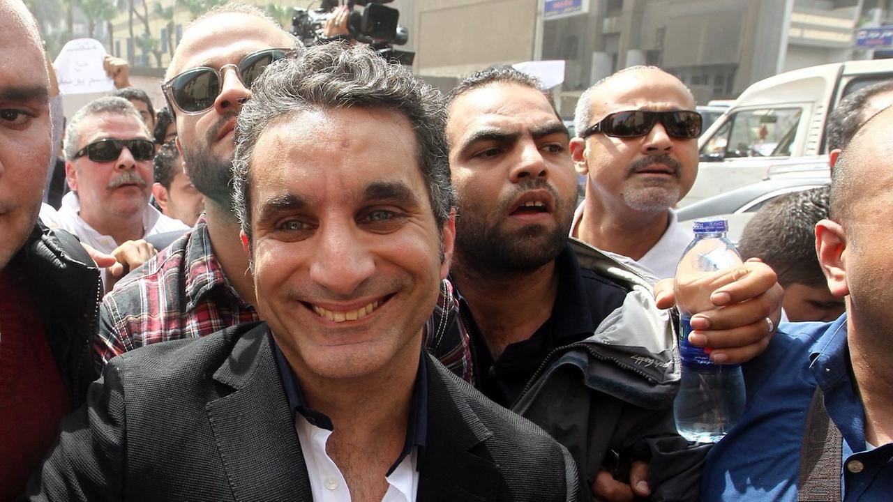 Der Komiker Bassem Youssef auf dem Weg zum gericht (Bild: picture alliance / dpa)