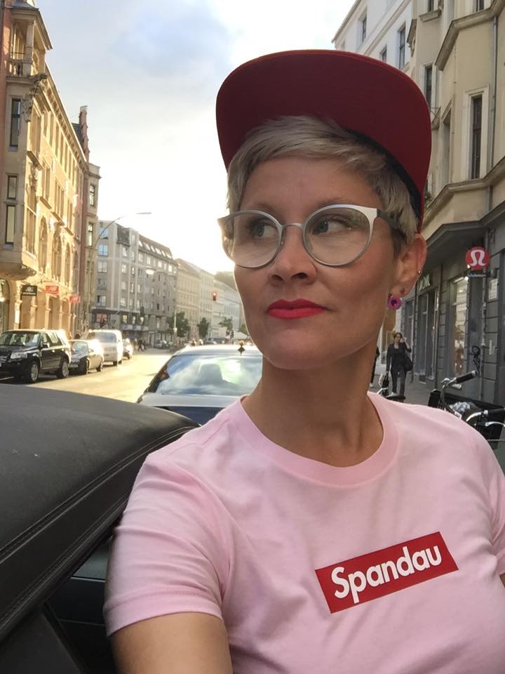 Die Autorin Gesine Kühne trägt "Spandau" (Bild: Deutschlandradio / Gesine Kühne)