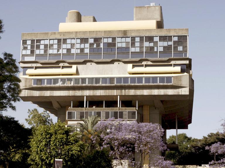 Die Biblioteca Nacional in Buenos Aires, aufgenommen am 17.11.2008. Sie wurde von den Architekten Clorindo Testa, Alicia Cazzanica und Francisco Bullrich 1960 entworfen und 1962 fertiggestellt.