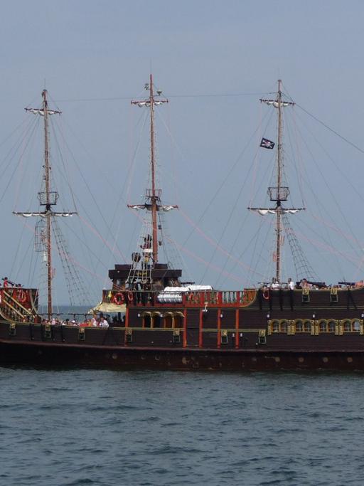 Der Dreimaster Pirat, ein altes Segelschiff, an der Ostseekueste von Polen (2013)