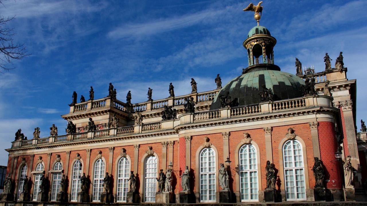 Blick auf die Aussenfassade des Schlosstheaters am Neuen Palais Potsdam | Verwendung weltweit
