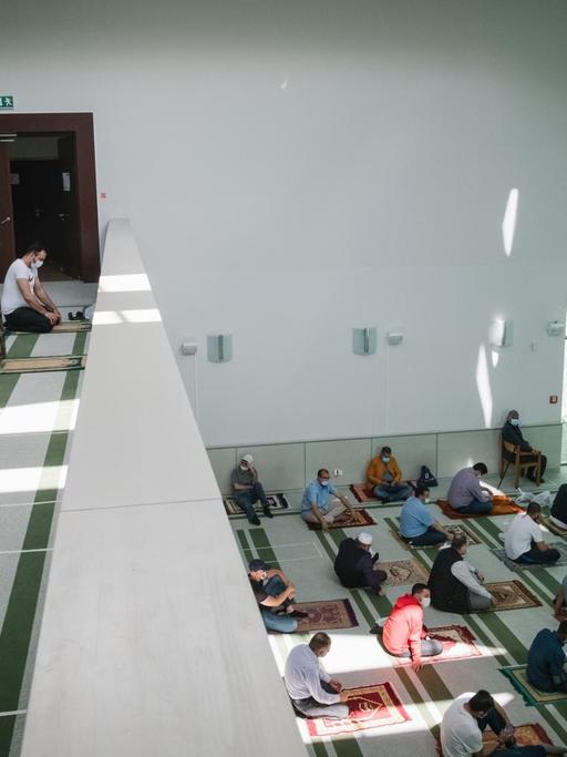 Gläubige beten mit Sicherheitsabstand in der Moschee des Islamischen Kulturzentrum.