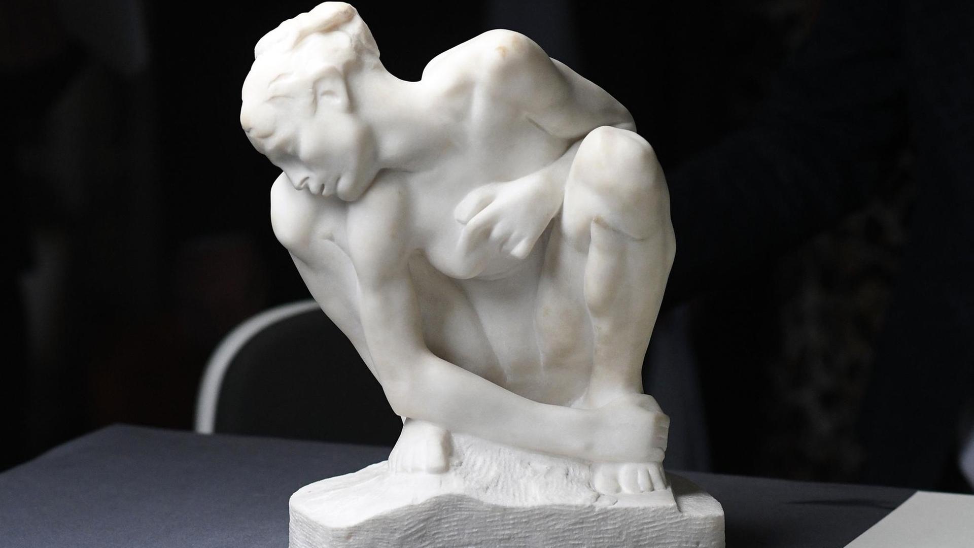 Das Werk «Kauernde» von Auguste Rodin (1840-1917) ist am 27.06.2017 in der Kunst und Ausstellungshalle in Bonn (Nordrhein-Westfalen) bei einem Pressegespräch zur Vorbereitung einer Ausstellung von exemplarische Werken aus dem Gurlitt-Fund im November 2017 zu sehen. Foto: Henning Kaiser/dpa | Verwendung weltweit