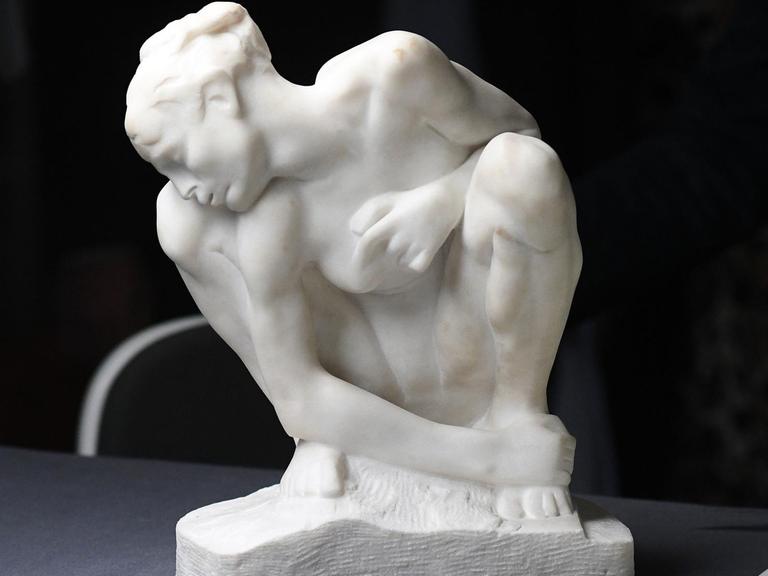 Das Werk «Kauernde» von Auguste Rodin (1840-1917) ist am 27.06.2017 in der Kunst und Ausstellungshalle in Bonn (Nordrhein-Westfalen) bei einem Pressegespräch zur Vorbereitung einer Ausstellung von exemplarische Werken aus dem Gurlitt-Fund im November 2017 zu sehen. Foto: Henning Kaiser/dpa | Verwendung weltweit