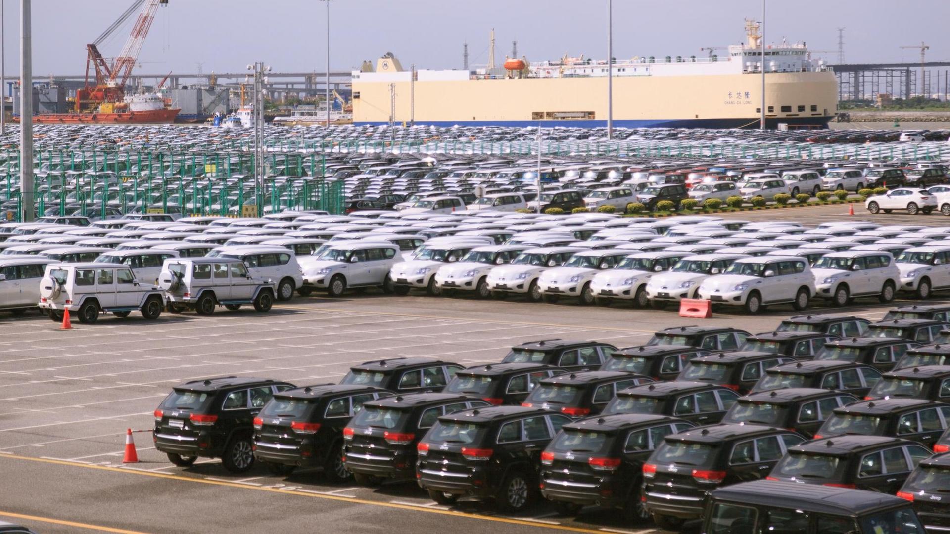 China, Guangzhou: Neuwagen US-amerikanische Automarke Jeep (r), die zum Konzern Fiat Chrysler Automobiles gehört, sind auf einem Parkplatz in der Nansha-Handelszone am Hafen geparkt.