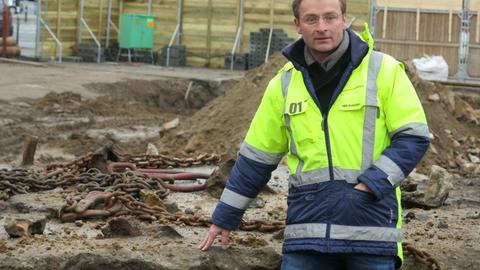 Archäologe Torsten Dressler vor DDR-Fahrzeugsperre