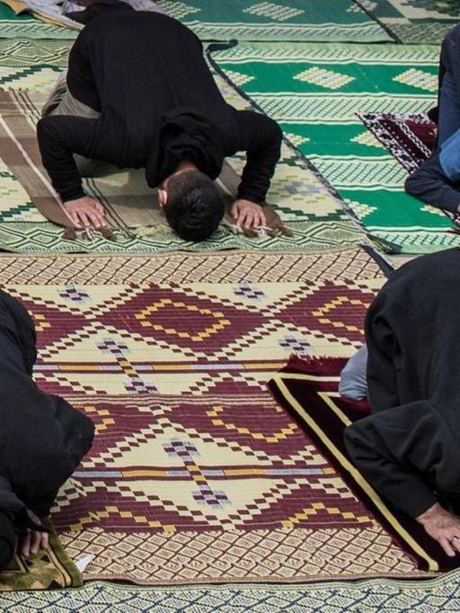 Muslime verrichten das Freitagsgebet in der Milli Görüş Moschee in Hannover