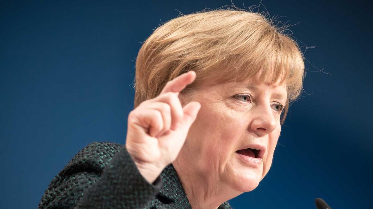 Die CDU-Vorsitzende und Bundeskanzlerin Angela Merkel (CDU) spricht am 09.12.2014 in Köln (Nordrhein-Westfalen) beim Bundesparteitag der CDU.