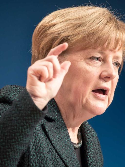 Die CDU-Vorsitzende und Bundeskanzlerin Angela Merkel (CDU) spricht am 09.12.2014 in Köln (Nordrhein-Westfalen) beim Bundesparteitag der CDU.